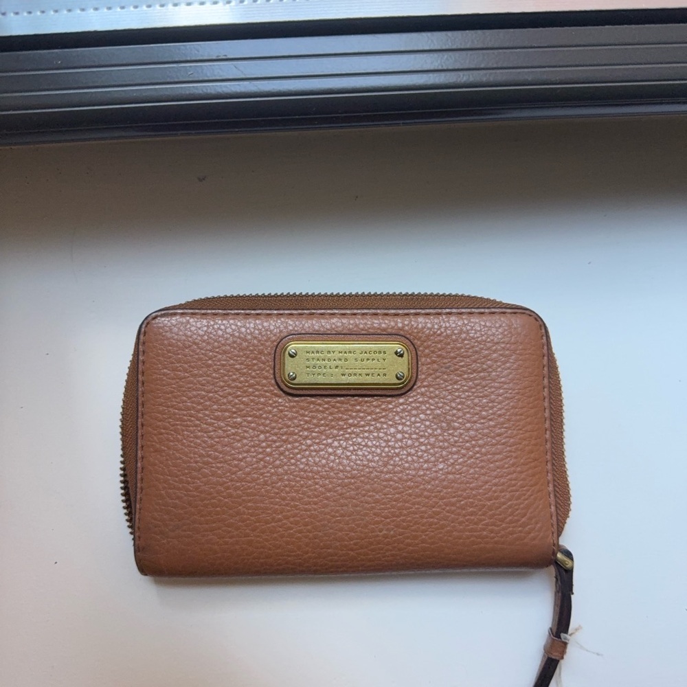 Marc by Marc Jacobs Tan Pebbled Leather Zip Card Wallet with Gold Plaque - Picture 1 of 3
